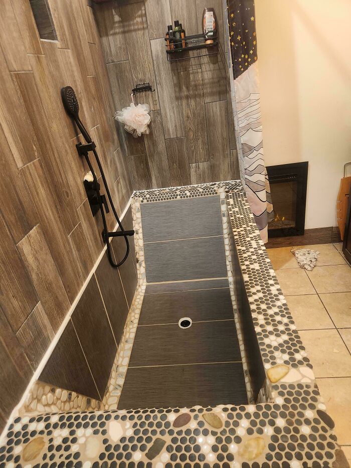 Bañera casera con diseño inusual y ejecución fallida mostrando un proyecto casero con errores visibles en el baño.