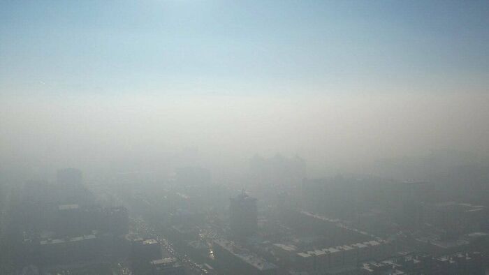 Ciudad cubierta por denso smog, ejemplificando el «infierno urbano» creado por humanos.