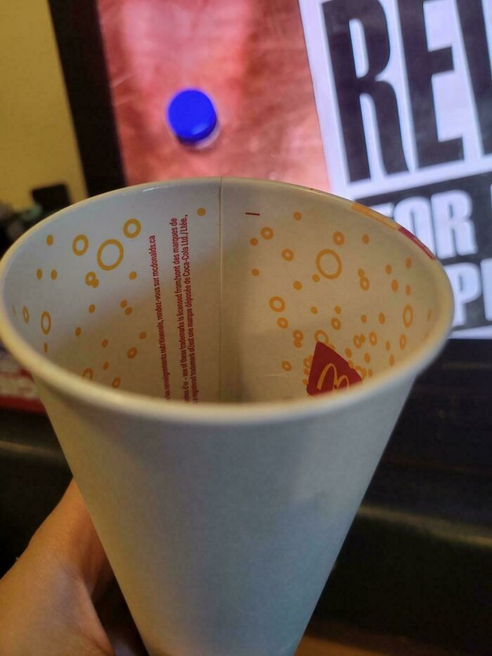 Vaso de papel de McDonald’s sin fondo visible, ejemplificando un fallo evidente en producción documentado como fail patético.