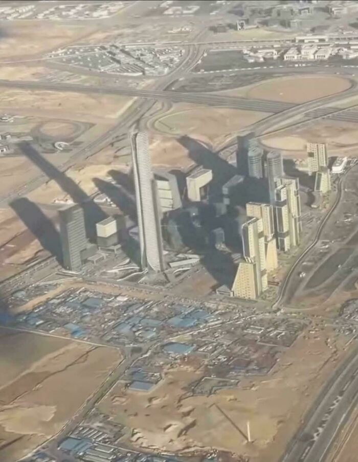 Rascacielos en un entorno urbano desértico, ejemplo del infierno urbano construido por el ser humano.