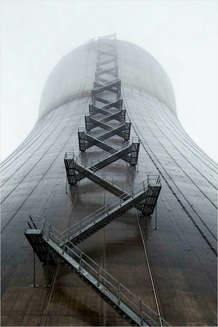 Torre de refrigeración masiva con escaleras