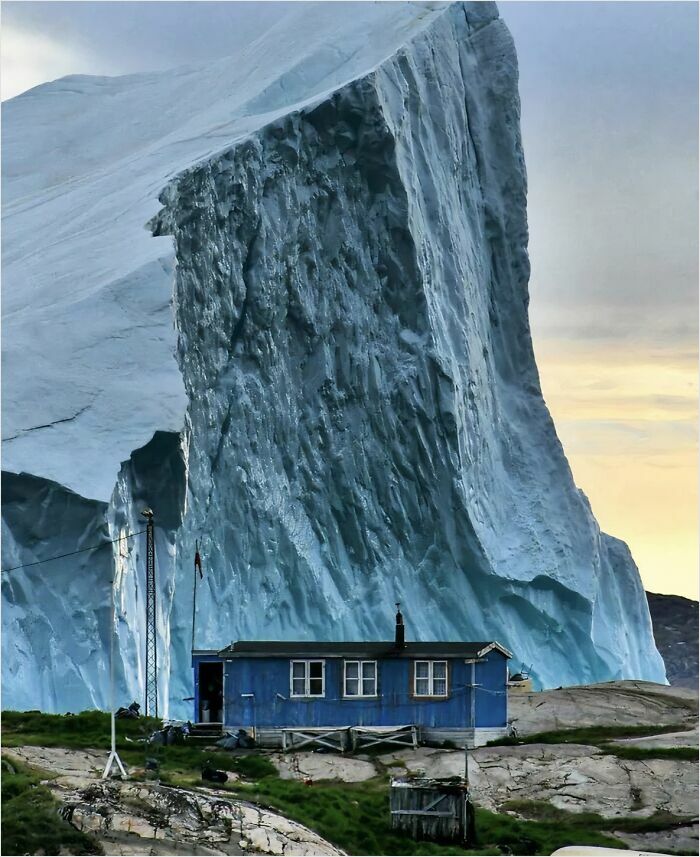 Iceberg pasando junto a una casa en Groenlandia