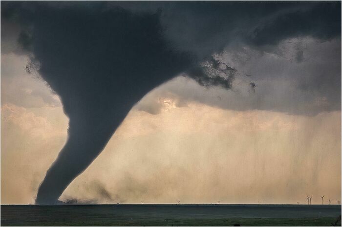 El tamaño de un tornado comparado con el de los aerogeneradores