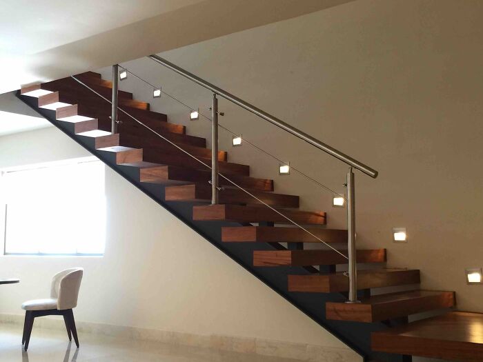 Ilusión óptica en el lateral de las escaleras