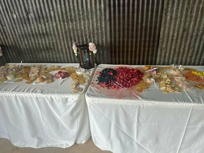 Mesa de boda con snacks y frutas dispuestos de manera improvisada y sencilla.