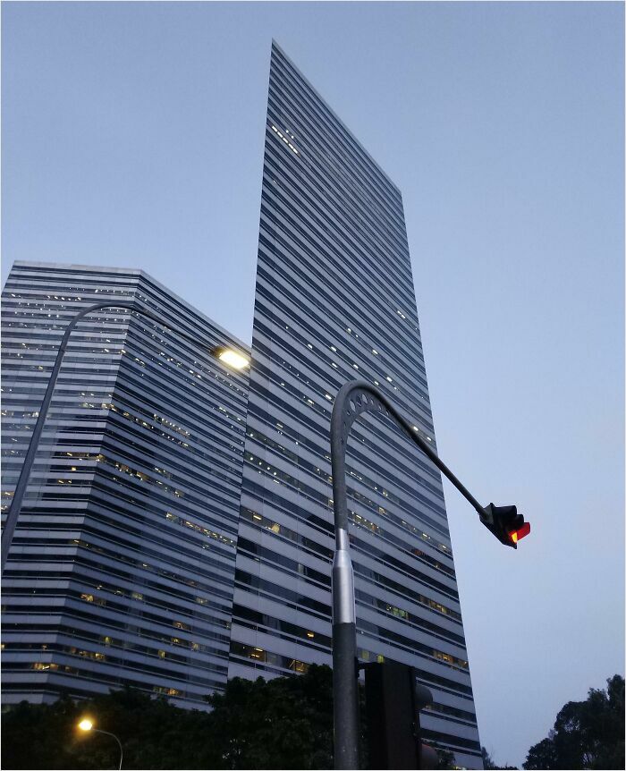 Este edificio parece 2D desde ciertos ángulos (Singapur)