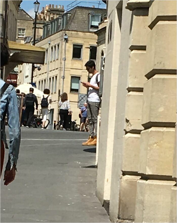 La sombra y la pendiente hacen que parezca que flota