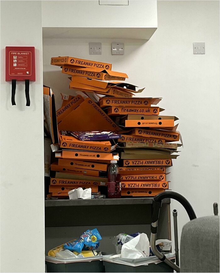 Les he dicho innumerables veces que los lleven a la basura. Esperan que yo lo haga cuando ni siquiera como pizza...