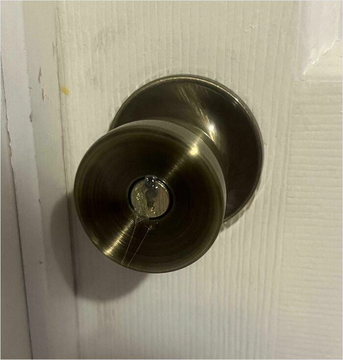 Mis compañeros de piso pusieron cola caliente en la cerradura de mi puerta