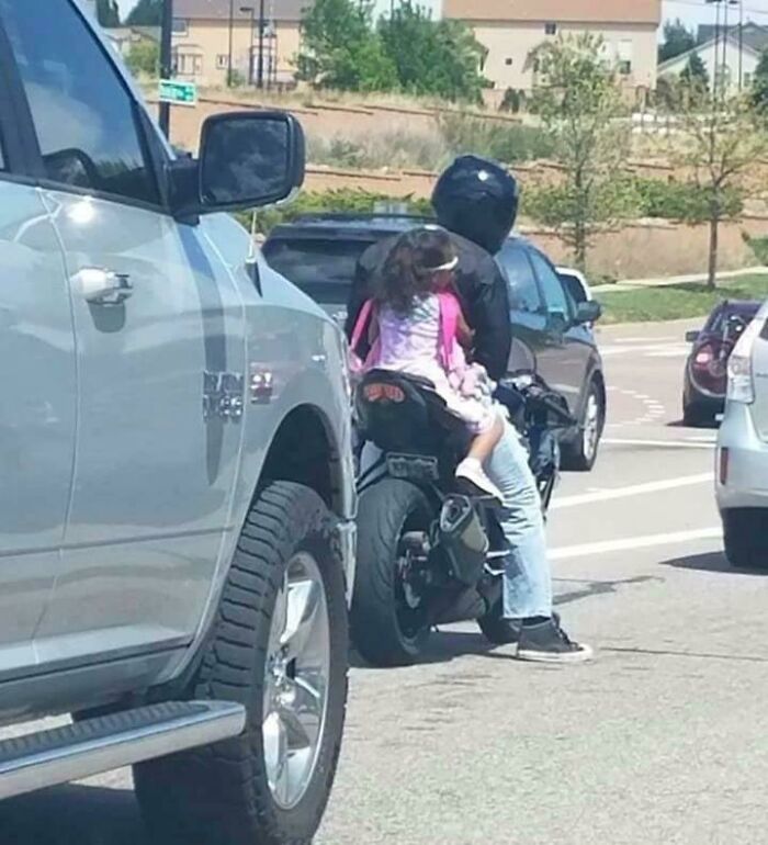 Este padre que se protege él pero no le pone ni un mísero casco a su hija