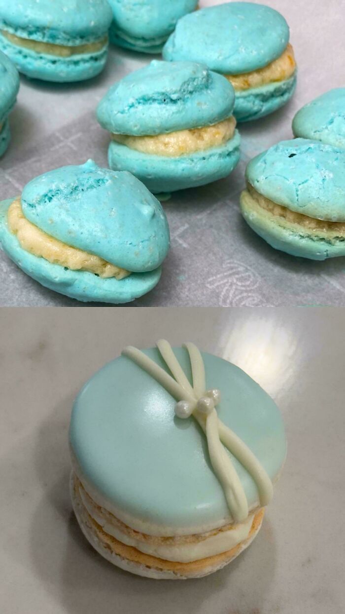 Macarons azul claro con relleno cremoso, mostrando creatividad y habilidades avanzadas en repostería refinada.
