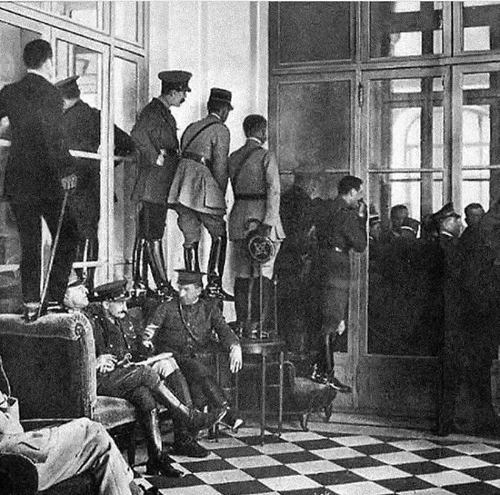 Presenciando la firma del Tratado de Versalles, 1919