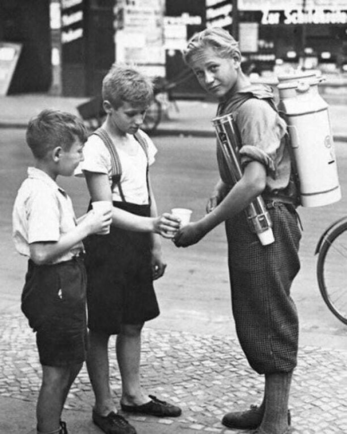 Un niño vende limonada con un dispensador portátil. Berlín, 1931