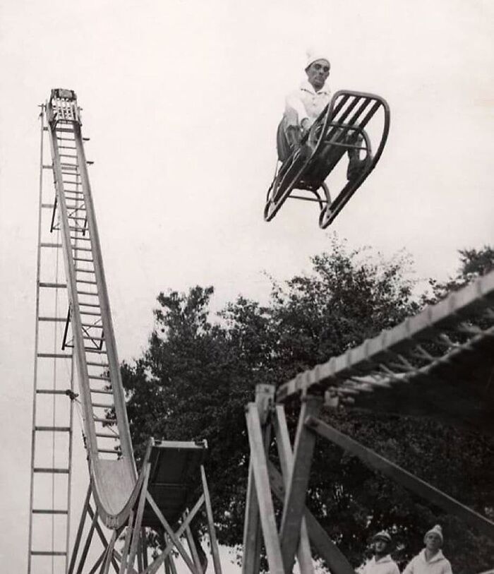 Esta foto de 1958 muestra cómo se utilizaba a un preso para probar las redes de seguridad antes de que se fabricaran en masa para el público.