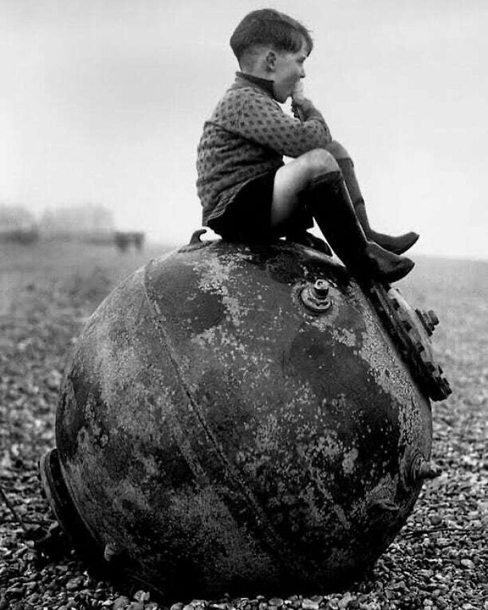 Un niño sentado en una mina comiendo un helado en Kent, Reino Unido, 1945