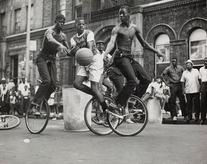 Un partido de baloncesto en monociclo en Harlem, años sesenta