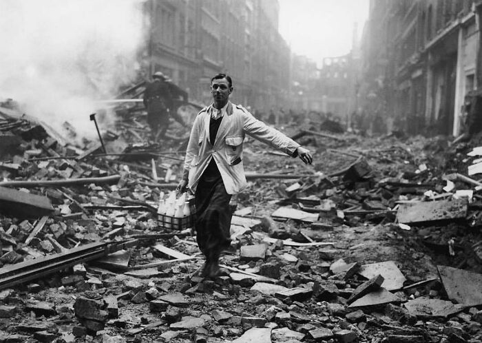 Un lechero se abre paso entre los escombros tras un bombardeo alemán en Londres, 1940