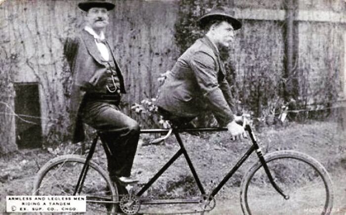 Juntos, un hombre sin brazos (Charles Tripp) y otro sin piernas (Eli Bowen) pueden montar en tándem. 1890