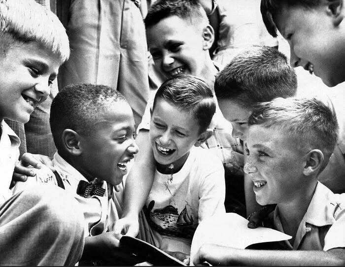 Charles Thompson es recibido por sus nuevos compañeros de clase, justo 4 meses antes de que el Tribunal Supremo declarara inconstitucional la segregación racial.