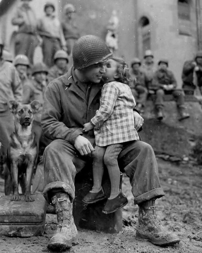 Una niña francesa le da un beso a un soldado estadounidense el día de San Valentín de 1945