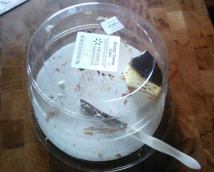 Mis familiares me dijeron que habían comprado mi pastel favorito para mi cumpleaños. Sin embargo, ese día, a las 5 de la mañana, esto era todo lo que quedaba del pastel. ¿Por qué son así?