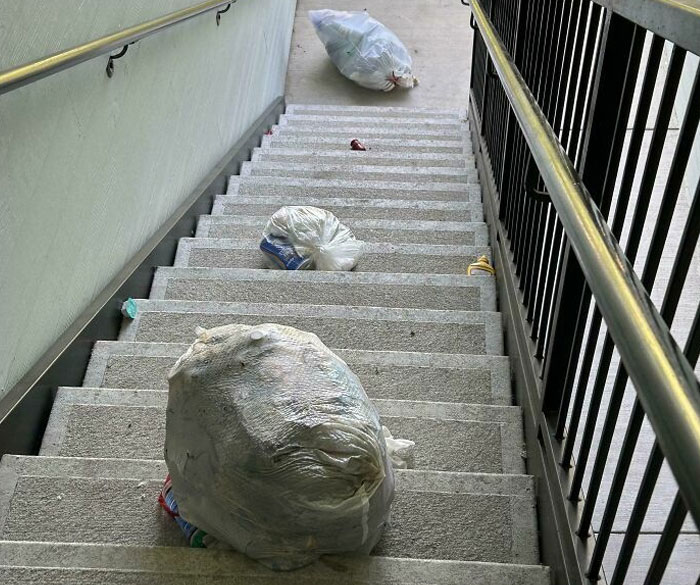 Cortesía de mis vecinos de m*erda