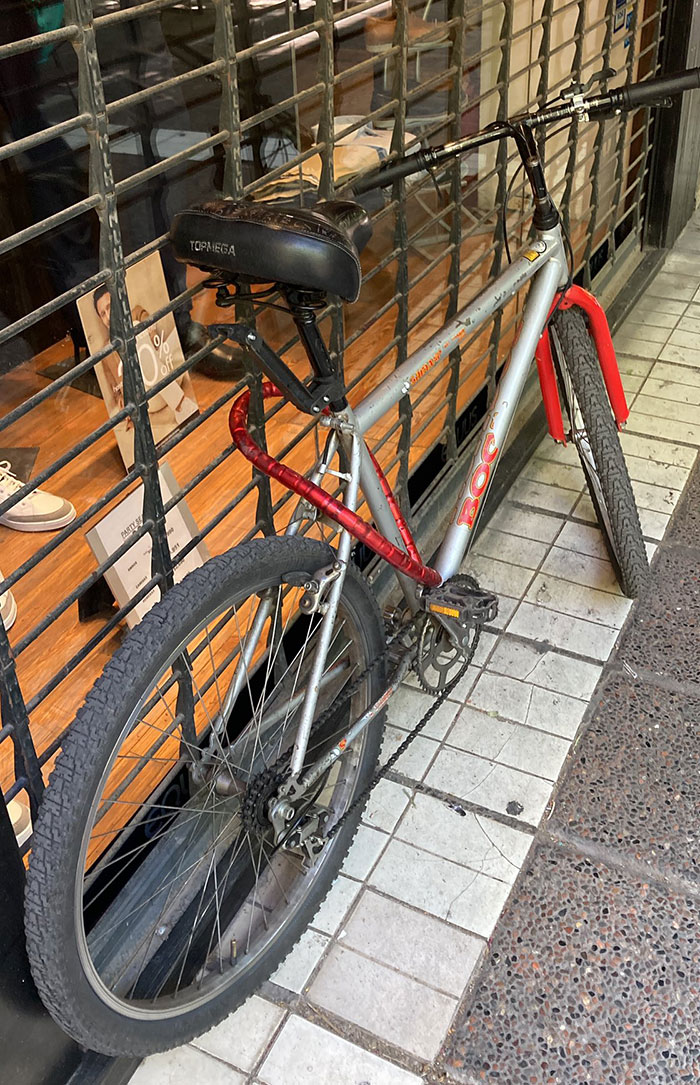 Iba a abrir la tienda y me encuentro esto. Hay que ser idiota