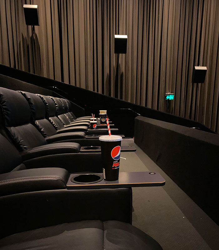 La gente sale del cine y deja su basura cuando hay papeleras vacías a la salida