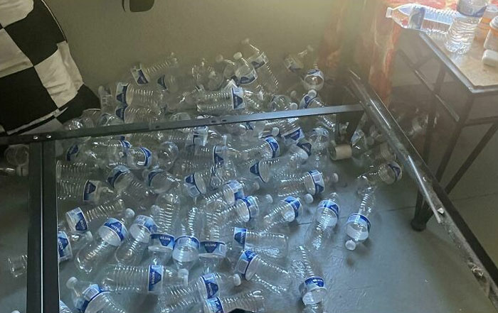 Mi novio tira las botellas vacías de agua tras la cama