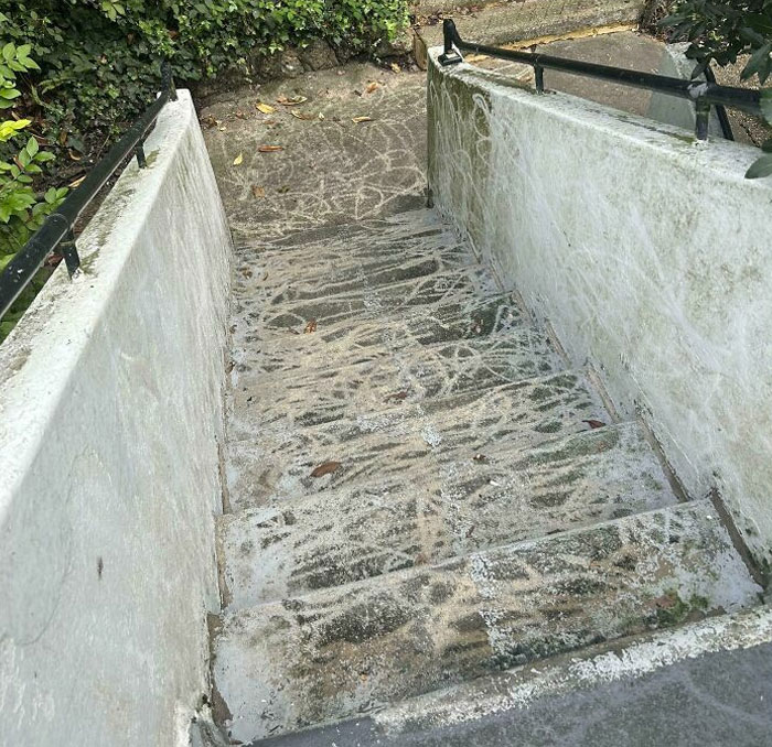 El tipo que iba a lavar las escaleras a presión las ha dejado así