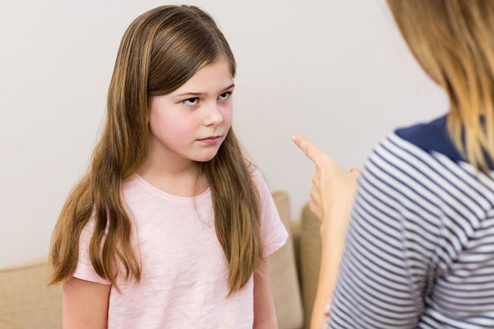 30 Señales de alarma que dicen «malos padres» a gritos