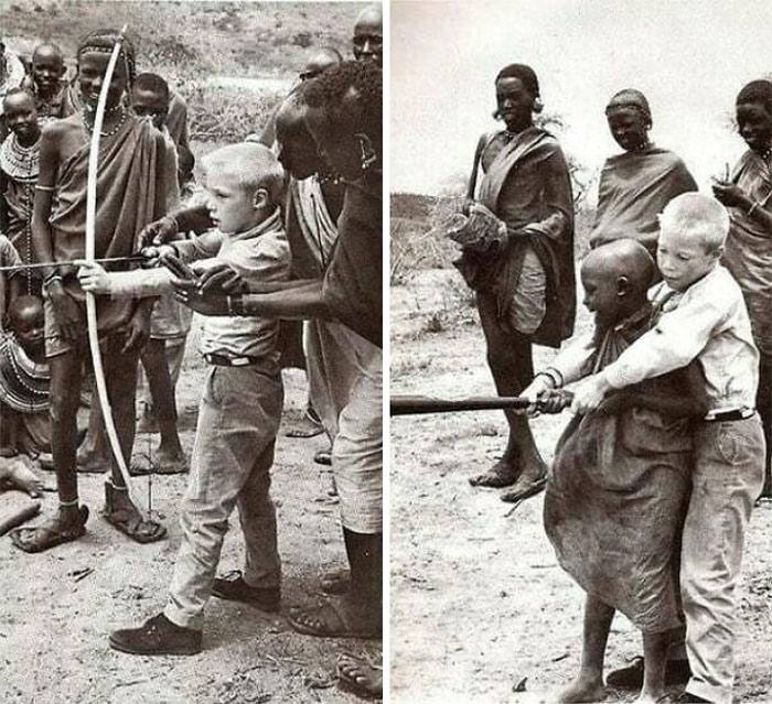 Dos chicos se enseñan mutuamente partes de su cultura