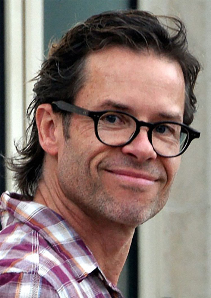 Hombre con gafas y camisa a cuadros, ejemplo de celebridades que se desvanecieron y poco conocidas actualmente.