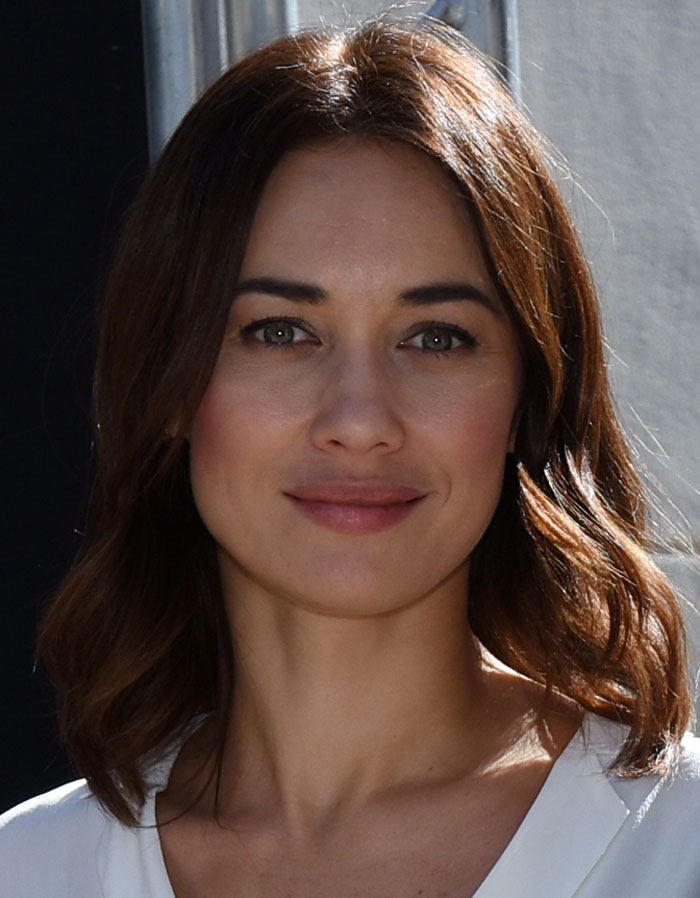 Mujer sonriente con cabello castaño y blusa blanca, ejemplo de celebridades que se desvanecieron en la atención pública.