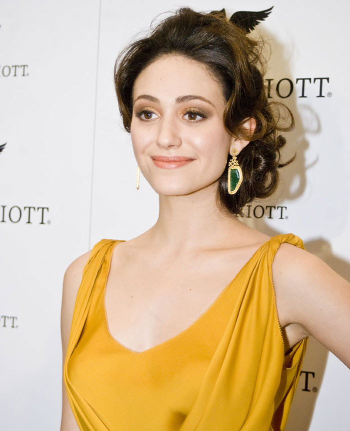 Actriz con vestido mostaza y aretes dorados, representando celebridades que se desvanecieron sin que casi nadie se diera cuenta.