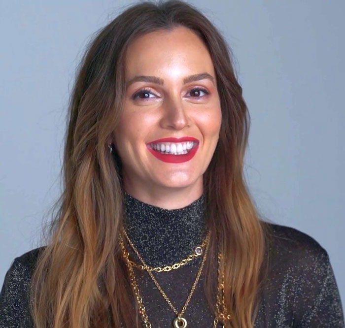 Mujer sonriendo con labios rojos y cabello suelto, representando celebridades que se desvanecieron del ojo público.