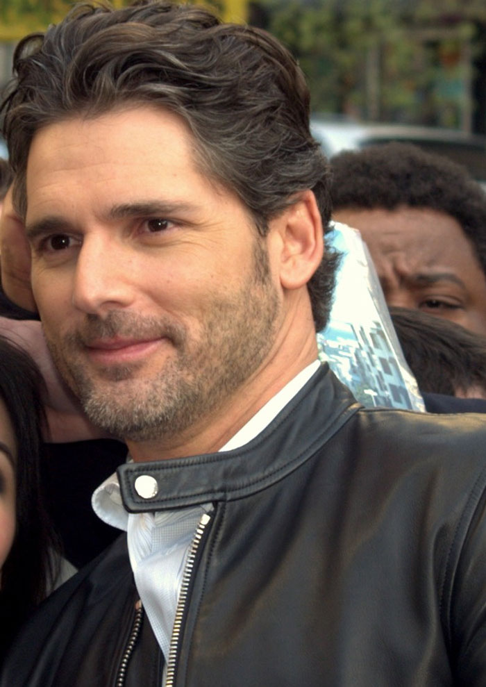 Hombre con chaqueta de cuero y barba ligera, representando a celebridades que se desvanecieron y casi nadie notó.