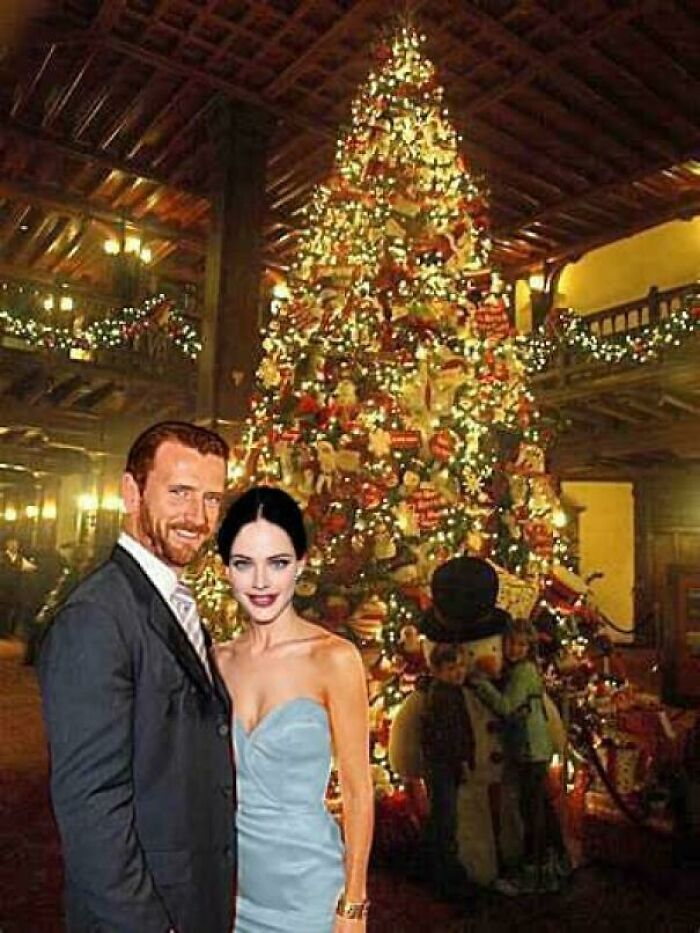 Pareja posando elegantemente ante un árbol de Navidad iluminado, ejemplificando "Instagram vs Realidad".