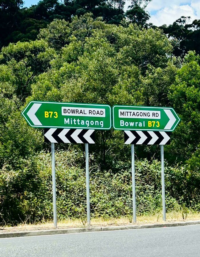 Señales de tráfico en Australia rodeadas de naturaleza, indicando direcciones hacia Bowral y Mittaong.