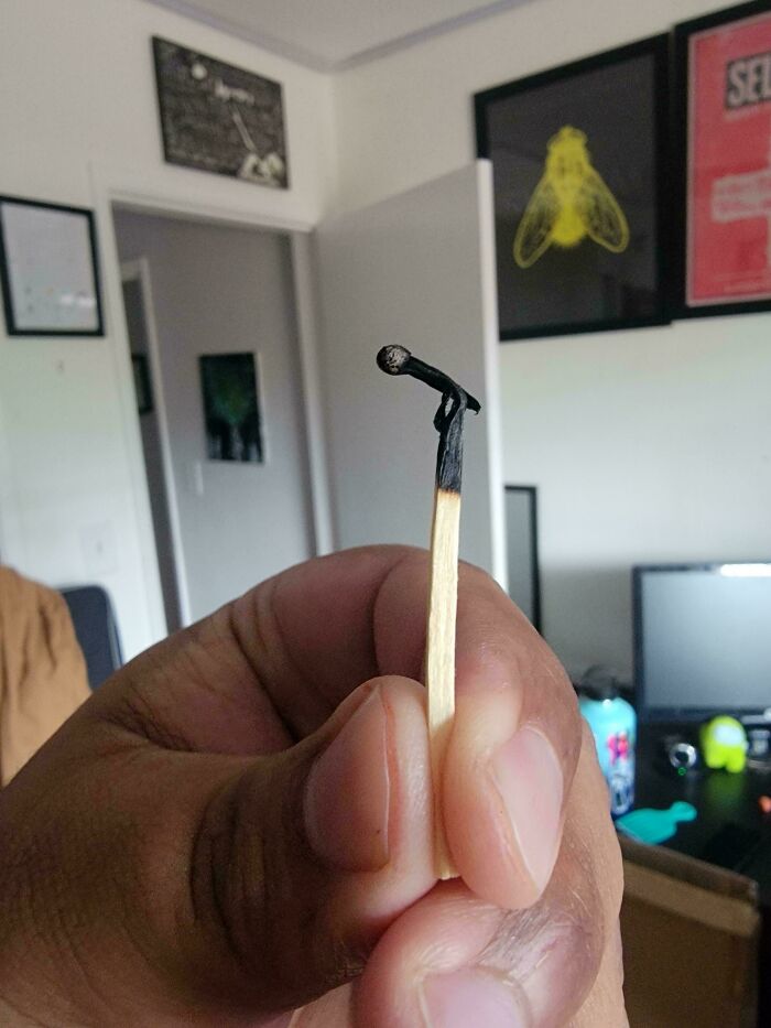 Cerilla quemada que parece un micrófono en su soporte