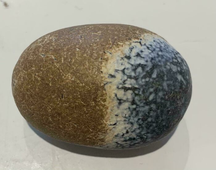 Piedra que vi en la playa y parece tener una playa en ella