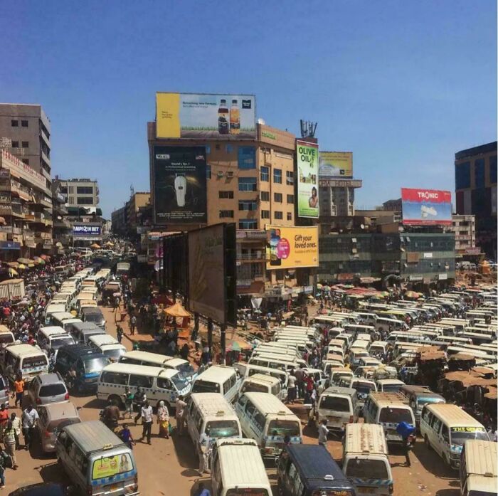 Tráfico caótico en una ciudad abarrotada, ejemplo del infierno urbano con vehículos y edificios congestionados.