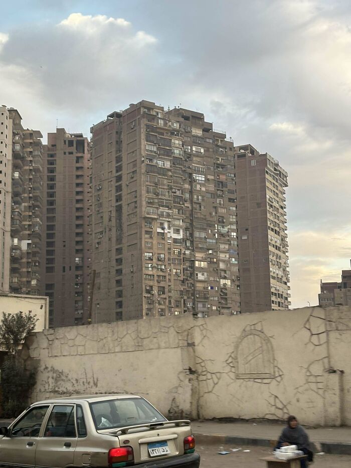 Edificios altos deteriorados en un entorno urbano, simbolizando el "infierno urbano" construido por humanos.