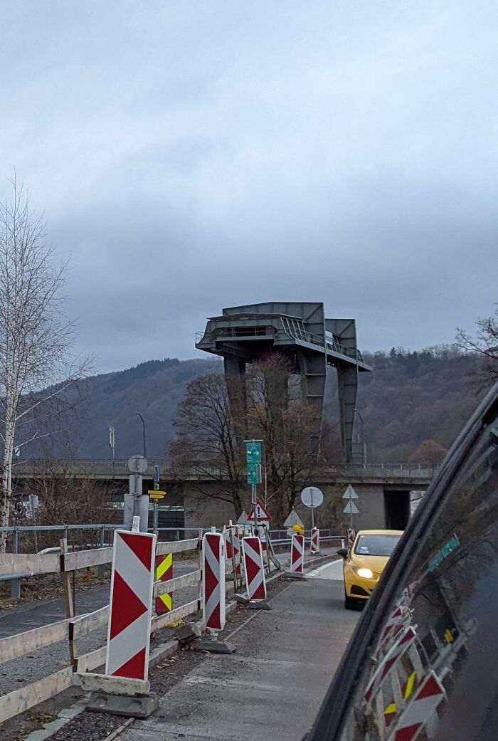 Esta grúa de pórtico, que parece un At-At