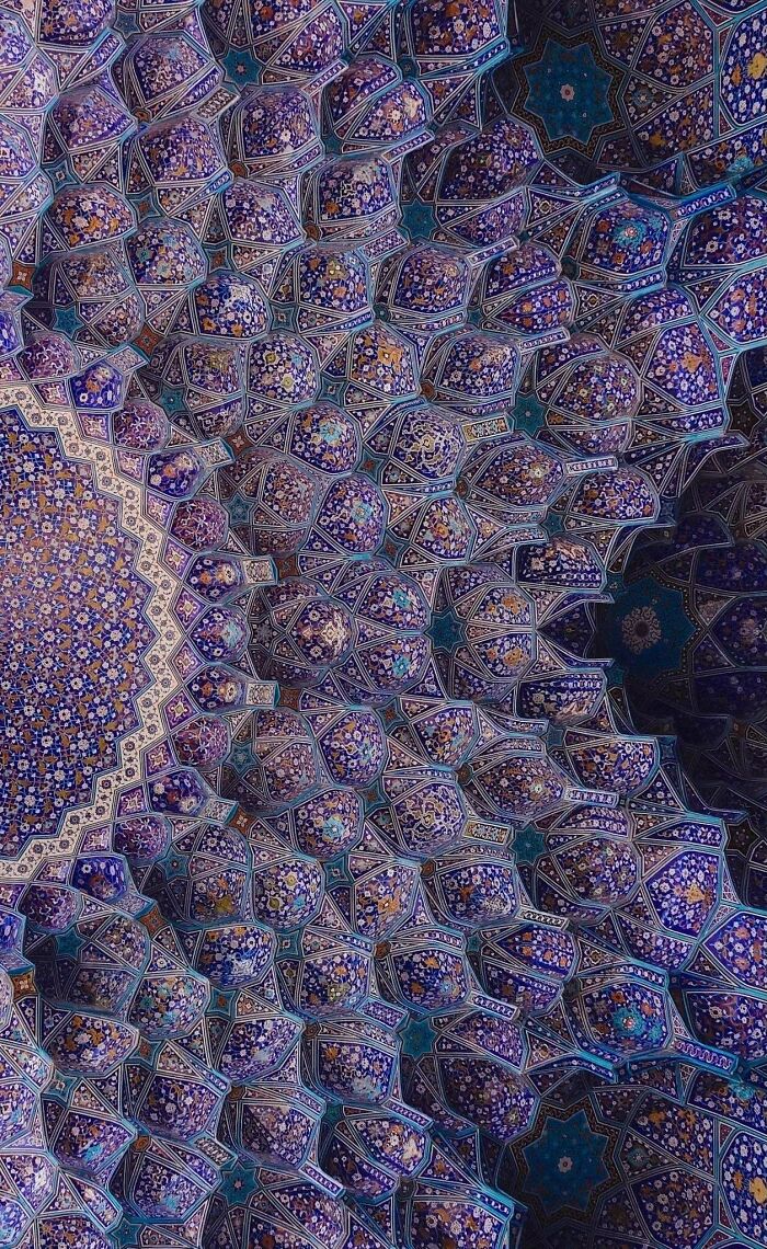 Detalle artístico con patrones geométricos y coloridos en una arquitectura que evoca imágenes sorprendentes con toque de surrealismo.
