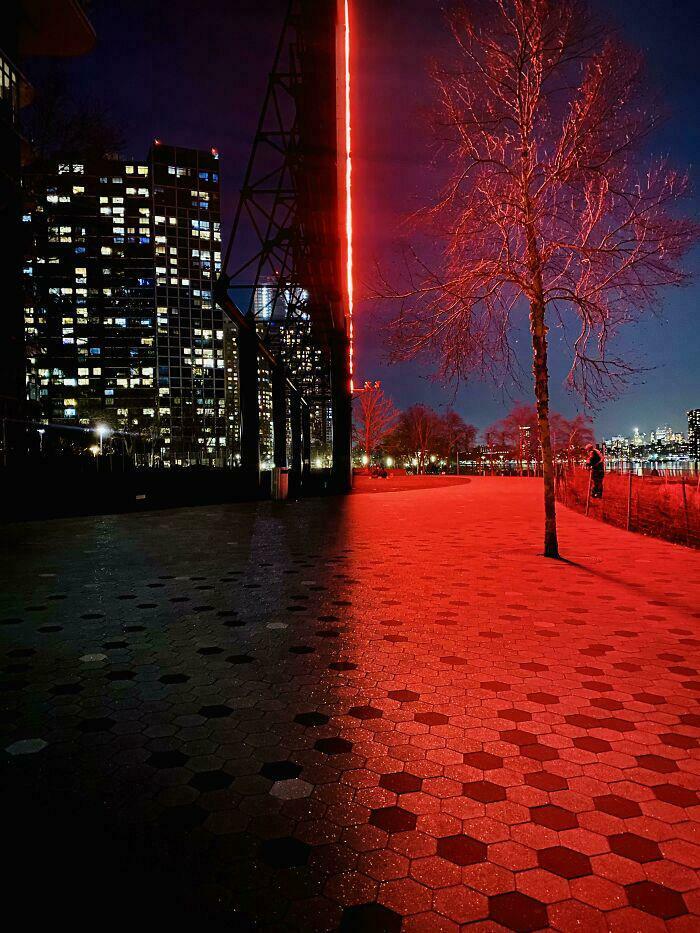 Vista lateral del letrero de Pepsi-Cola por la noche en Queens, Nueva York