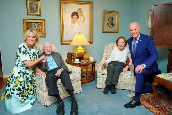Esta foto con gran angular hace que parezca que los Carter son minúsculos y los Biden gigantes