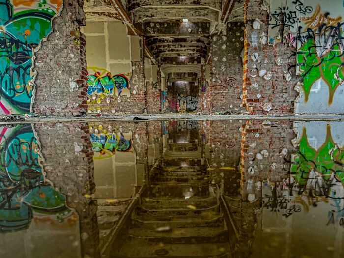 Una foto que tomé en una fábrica abandonada utilizando el reflejo en un charco de agua