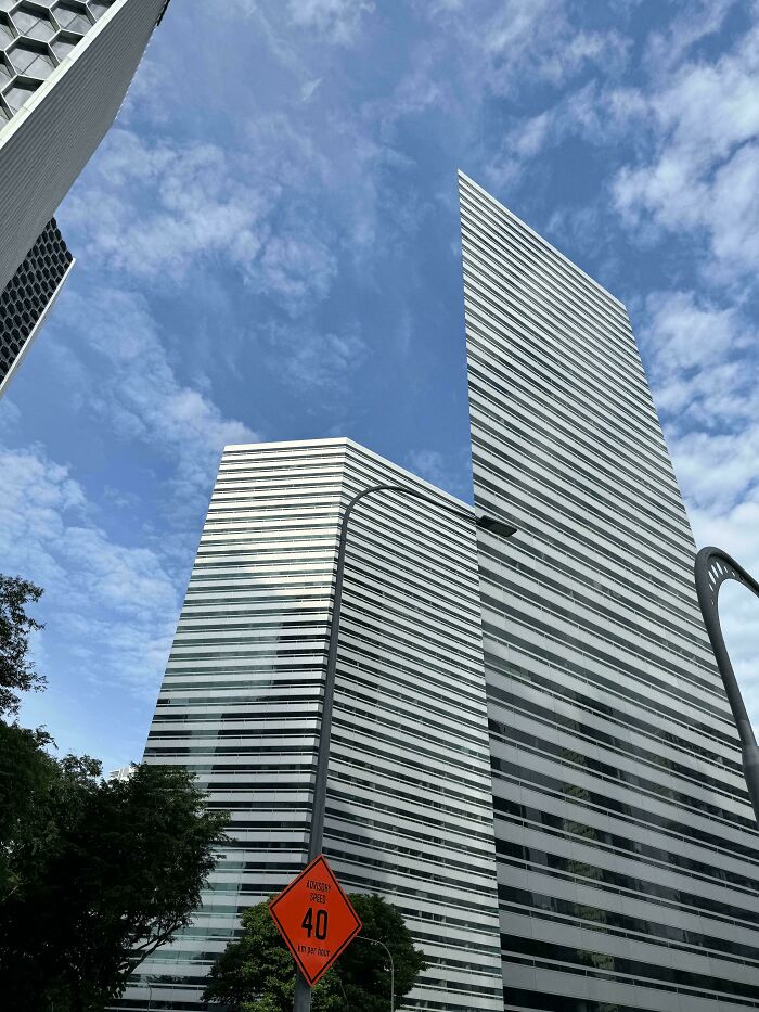 El lateral del edificio refleja el cielo tan perfectamente que parece bidimensional.