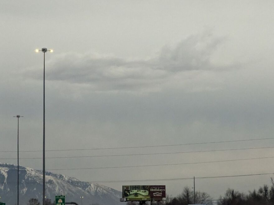 Mi hijo hizo una foto de una nube que parece un avión de combate